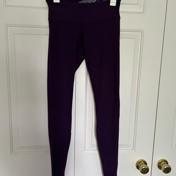 SIZE 6 LULULEMON PURPLE REVERSIBLE LEGGINGS - Picture 4 of 5